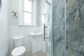 Dusj, hårføner og håndklær