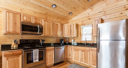 Near Downtown Gatlinburg/Hot Tub/Newly Built Cabin