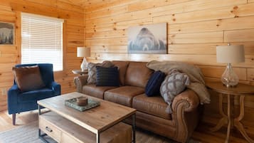 Una televisión, una chimenea, una oficina