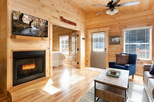 Near Downtown Gatlinburg/Hot Tub/Newly Built Cabin