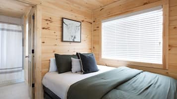 Tabla de planchar con plancha, wifi y ropa de cama