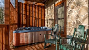 Bañera de hidromasaje al aire libre