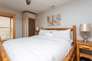2 bedrooms, iron/ironing board, WiFi, bed sheets - Near Downtown Gatlinburg/Beautiful Views/Hot Tub (Gatlinburg)