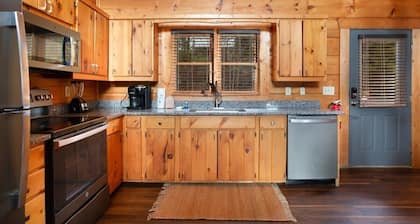 Near Downtown Gatlinburg/Beautiful Views/Hot Tub