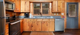 Near Downtown Gatlinburg/Beautiful Views/Hot Tub