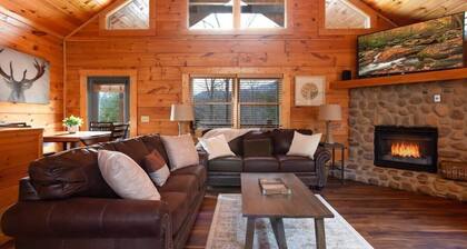 Near Downtown Gatlinburg/Beautiful Views/Hot Tub
