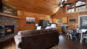 Een televisie, een open haard en een kantoor