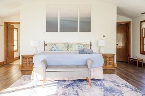 3 bedrooms, desk, iron/ironing board, travel cot - Spacious Waterfront Home secluded on 60 ac with Beach and Boat Ramp (Drayden)