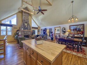 Dining - 4 BD 3 BA Cabin, Private, Views, Winter Access, WIFI, Pet Friendly Sleeps 8 (Maggie Valley)