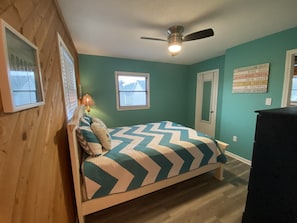3 bedrooms, desk, iron/ironing board, free WiFi - The Sound Castle in KDH (Kill Devil Hills)
