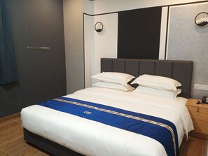 豪華客房 (King) | 書桌、筆電工作空間、遮光布/窗簾、熨斗/熨衣板