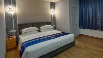 Habitación Deluxe (Super King) | Escritorio, espacio para trabajar con laptop y cortinas blackout