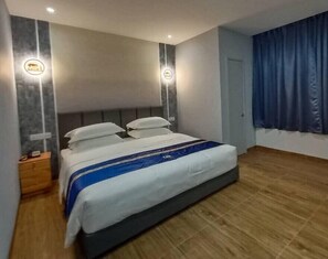 Deluxe Super King | Desk, laptop workspace, blackout drapes, iron/ironing board - Good 9 Hotel, Cahaya Kota Puteri (Masai)