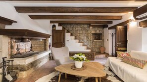 Televisión, chimenea y futbolito 