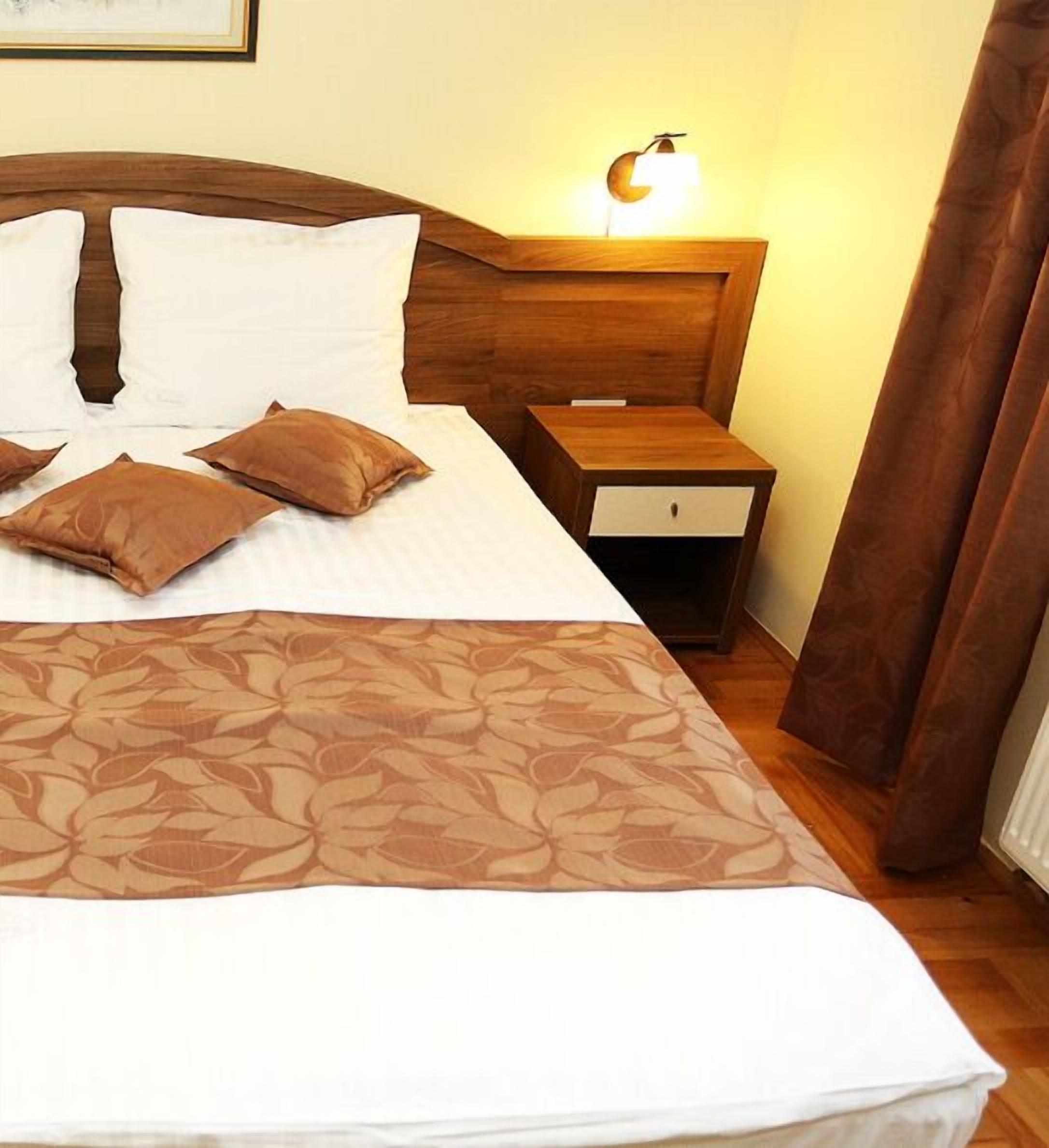 Safe på rommet, strykejern/-brett, wi-fi og sengetøy