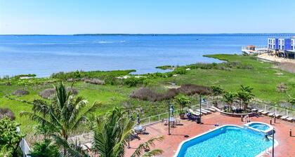 2 BR 2 BA Unit with Beautiful Bay Views