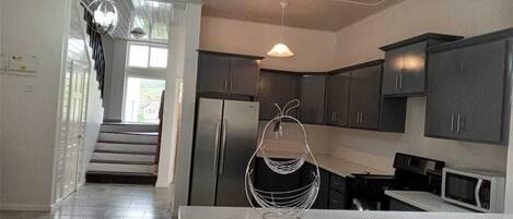 Fridge, oven, stovetop, coffee/tea maker