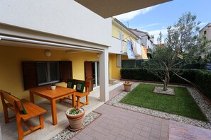 Outdoor dining - Romantic Studio Apartment, Breakfast Option & WiFi (Zadar)