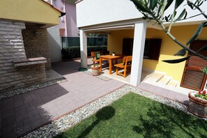 Outdoor dining - Romantic Studio Apartment, Breakfast Option & WiFi (Zadar)