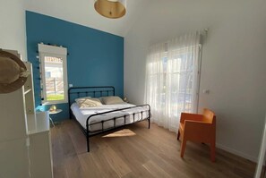 4 bedrooms, iron/ironing board, WiFi, bed sheets