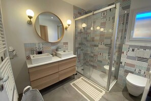 Dusche, Haartrockner, Handtücher