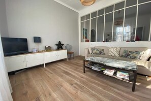 TV - Villa Caprice à Andernos avec piscine chauffée (Andernos-les-Bains)