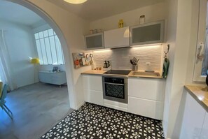 冷蔵庫、電子レンジ、オーブン、コンロ