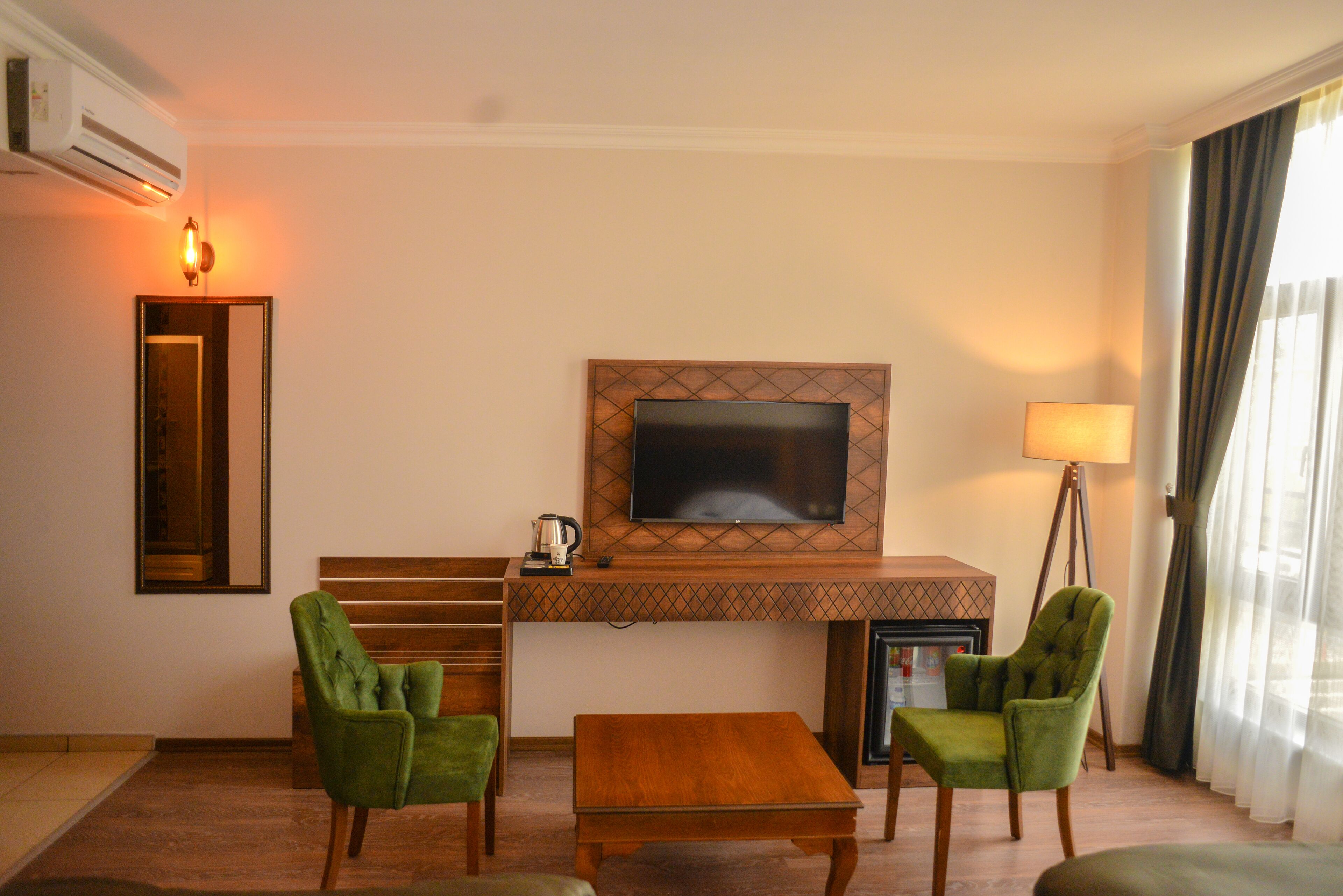 twin room | living area | flat-screen tv