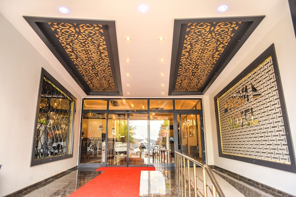 Interior entrance - Hotel Neva (Malatya)