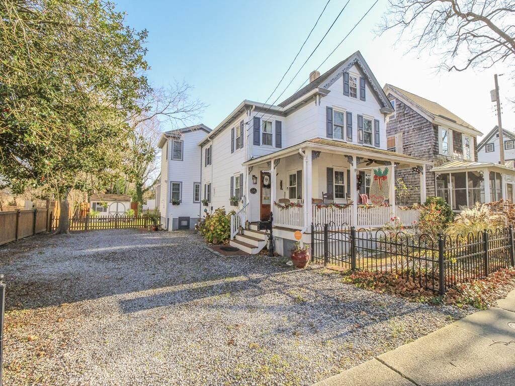ADORABLE 5 BEDROOM, VICTORIAN GETAWAY - NEWLY RENOVATED- BOOK TODAY!