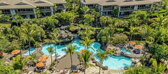Tropical Luxury Villa Indoor-Outdoor Living, Gourmet Kitchen and Spa Bathrooms!