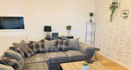 Modern 2 Bed Apartment, Close to Gla Airport & M8