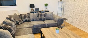 Modern 2 Bed Apartment, Close to Gla Airport & M8