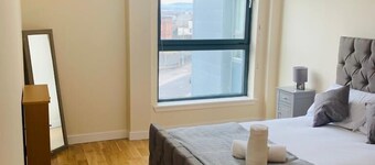 Modern 2 Bed Apartment, Close to Gla Airport & M8