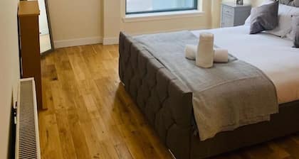 Modern 2 Bed Apartment, Close to Gla Airport & M8