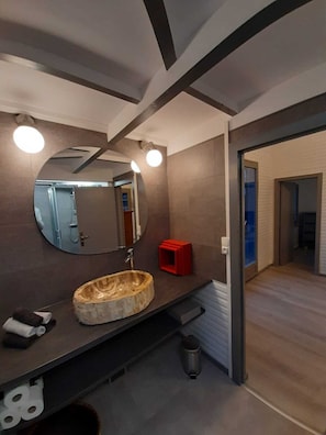 Douche, serviettes fournies, savon, papier toilette