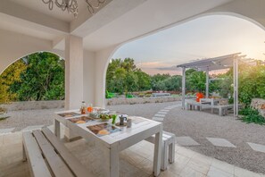 تناول الطعام بالخارج