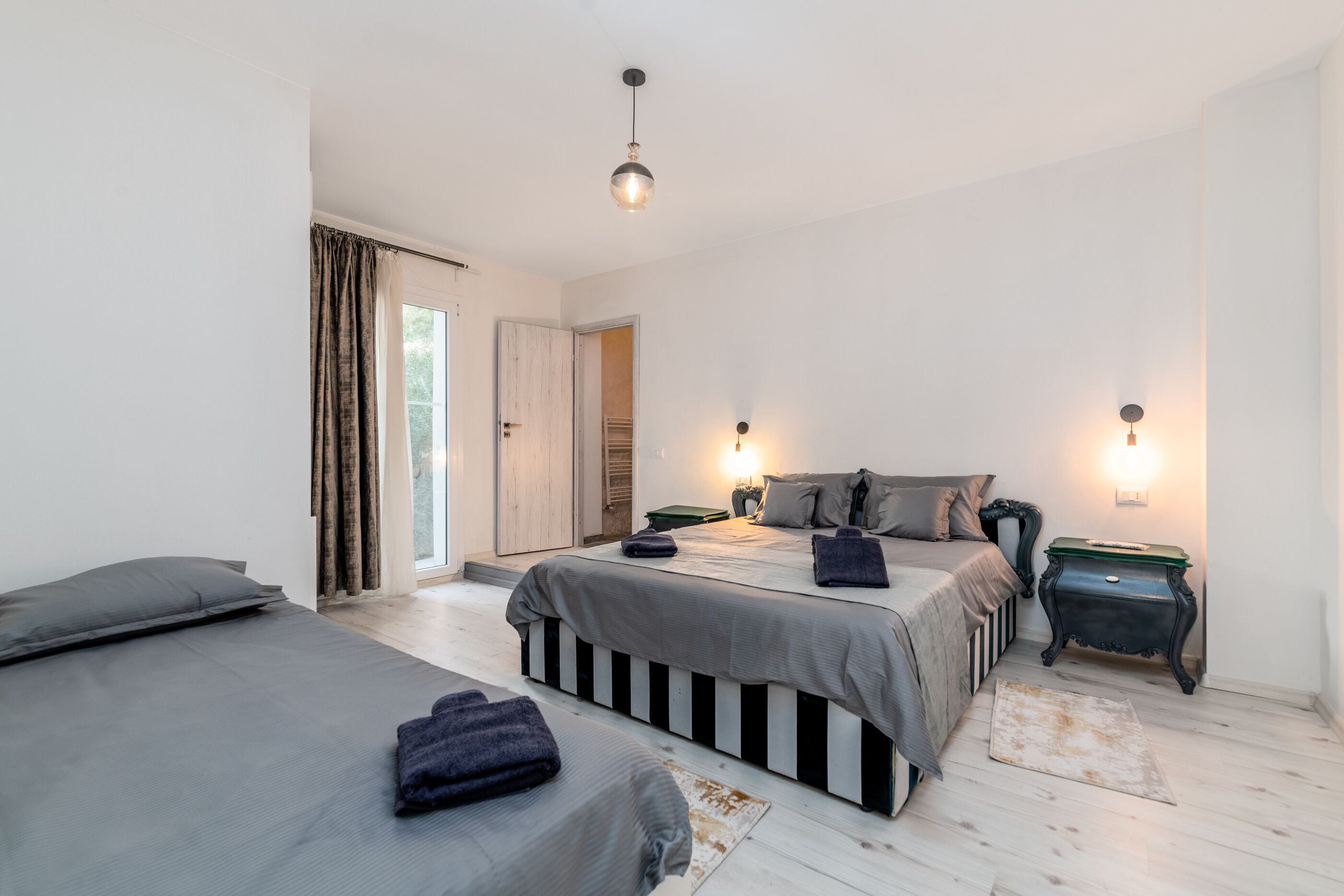 7 chambres, bureau, fer et planche à repasser, lit parapluie