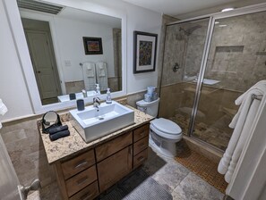 Dusche, Haartrockner, Handtücher, Seife