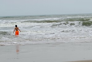 Plage à proximité, chaises longues, serviettes de plage
