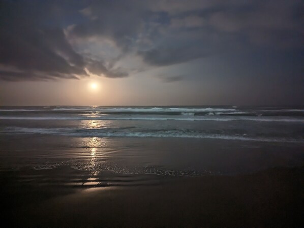 Beach nearby, sun-loungers, beach towels