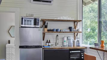 Refrigerador, microondas, lavavajillas y cafetera y tetera