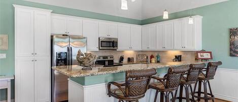 Een koelkast, een magnetron, een oven, een kookplaat