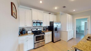 Fridge, microwave, oven, stovetop - Fish Tale Flats: 3  BR, 2  BA House in Port Bolivar, Sleeps 12 (Bolivar Peninsula)