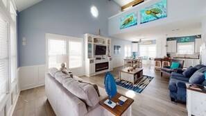 Un salon avec une cheminée, un téléviseur et un coin salon.