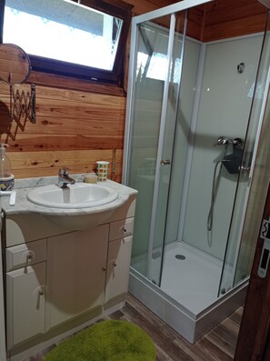 Dusche, Haartrockner, Handtücher, Toilettenpapier
