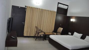 Deluxe Room | Premium bedding, iron/ironing board
