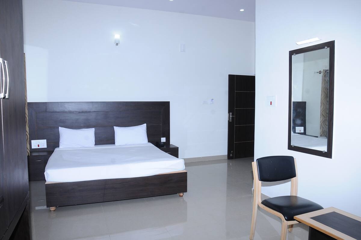 Premium bedding, iron/ironing board (on request)
