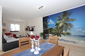 Apartment, 1 Schlafzimmer, Nichtraucher, Balkon | Wohnbereich | 60-Zoll-Flachbildfernseher mit Satellitenempfang, Fernseher