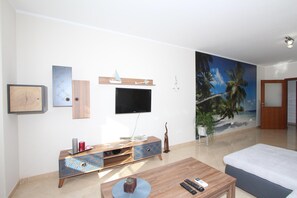 Departamento, 1 habitación, para no fumadores, balcón | Área de sala de estar | Televisión de pantalla plana de 60 pulgadas con canales vía satélite